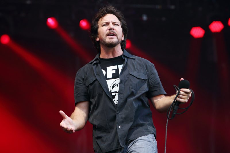 Pearl Jam, Brezilya konserinde Eagles Of Death Metal şarkısı çaldı ...