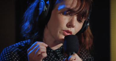 Sarah Blasko’dan David Bowie yorumu: “Life On Mars”