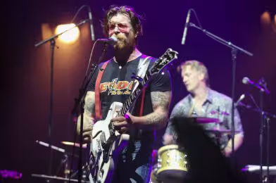 Eagles of Death Metal, Bataclan saldırısından sonraki ilk Paris konserini verdi