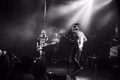 Karşınızda Kim Gordon'un yeni grubu Glitterbust'tan ilk şarkı: 