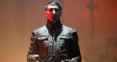 Marilyn Manson da bir David Bowie şarkısı seslendirdi: “Cat People”