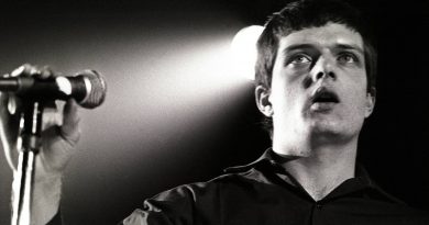 Ian Curtis'in 60. yaş günü şerefine nostaljik Joy Division posterleri