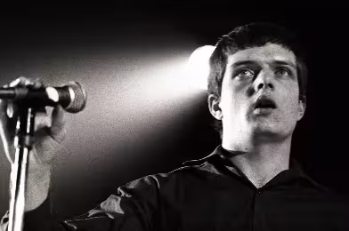 Ian Curtis'in 60. yaş günü şerefine nostaljik Joy Division posterleri