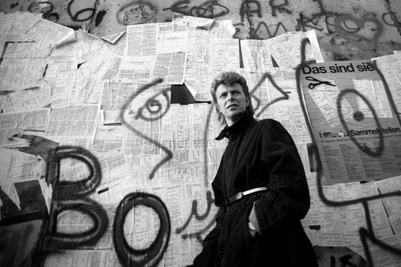 David Bowie'nin anısına Berlin'deki evine özel bir plaka asıldı