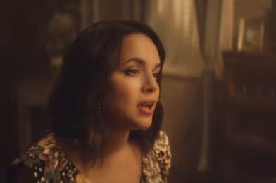 Yoldaki Norah Jones albümünden ilk single klibiyle birlikte geldi