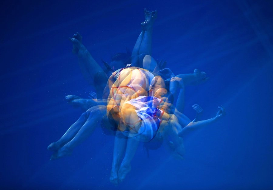 this-stunning-multiple-exposure-shot-by-photographer-al-bello-shows-ukraines-olena-federova-during-the-womens-diving-competition