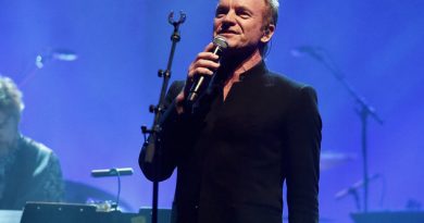 Sting, David Bowie anma gecesinde “Blackstar” ve “Lazarus”u seslendirdi