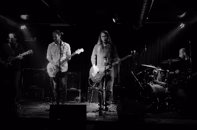 Housing Crash'ten iki yeni single