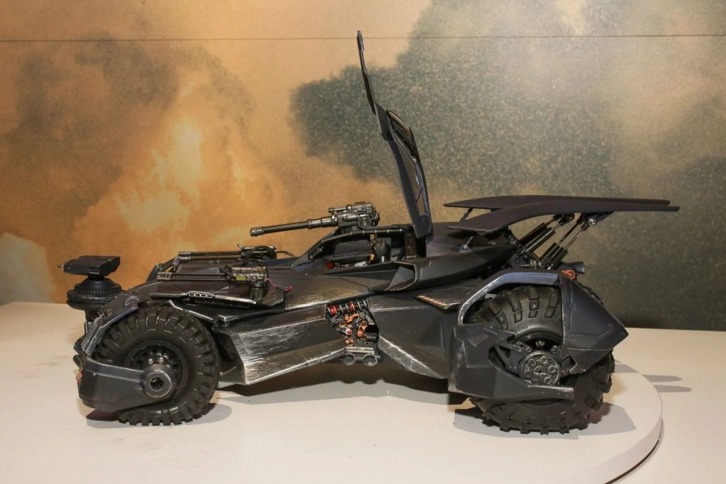 justice-league-batmobile-12