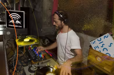 Barış K, Londra'dan canlı yayınla bugün Red Bull Radio'da
