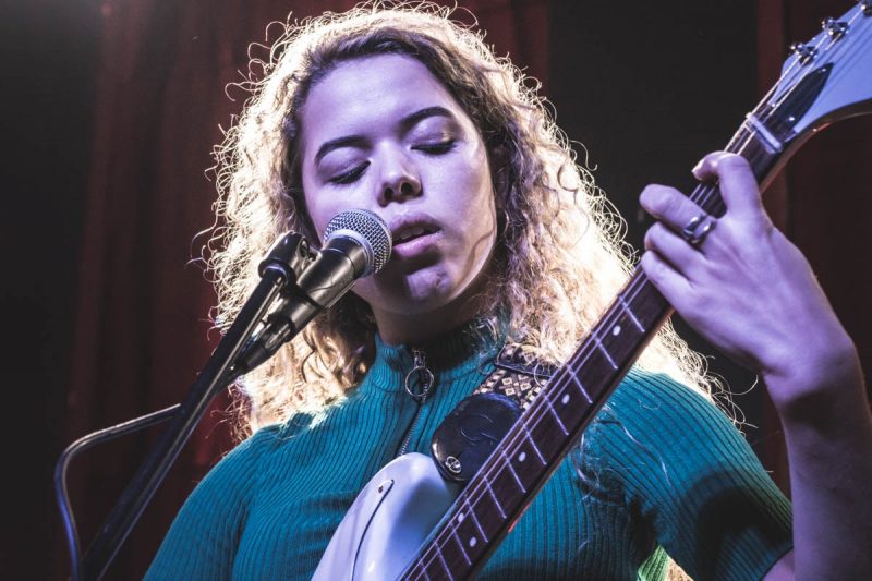 Nilüfer Yanya ve yeni single'ı ardında gizlenmişler