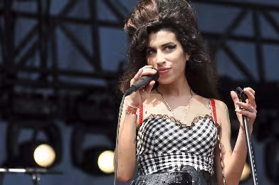 5 farklı yorumuyla: Amy Winehouse klasiği “Rehab”