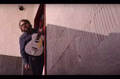 Wilco’dan eğlenceli bir klip: “Everyone Hides”