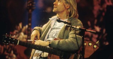 Kurt Cobain’in MTV Unplugged konserinde giydiği hırka rekor fiyata satıldı