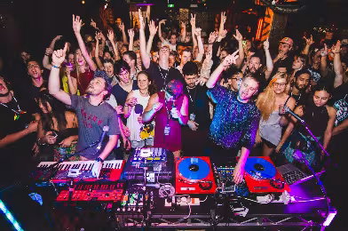 Boiler Room sanatçıların evlerinden canlı yayına hazırlanıyor