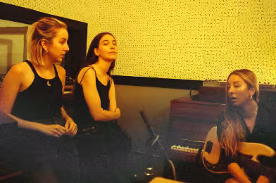 HAIM’in üçüncü albümü “Women In Music Pt. III”ten yeni tekli: “The Steps”