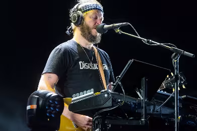 Yardım amaçlı bir şarkı da Bon Iver’dan