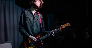 Thurston Moore tozlu raflardan bir şarkı daha çıkardı