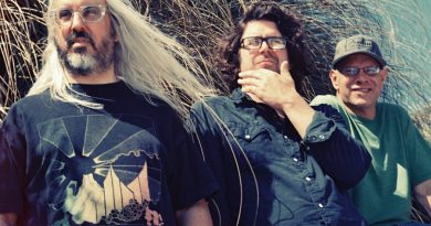 Yeni Dinosaur Jr. albümünün açılış şarkısını Lou Barlow’dan dinleyin