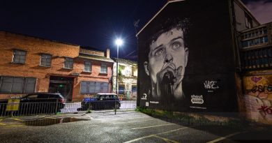 Manchester, yeni Ian Curtis muralini konuşuyor