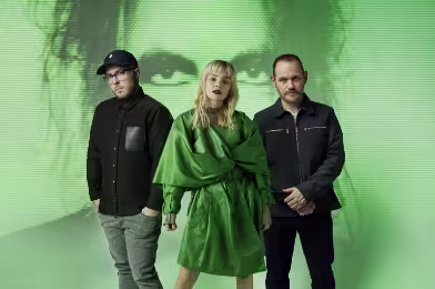 CHVRCHES ve Robert Smith’in nefes kesen uyumu: “How Not To Drown”