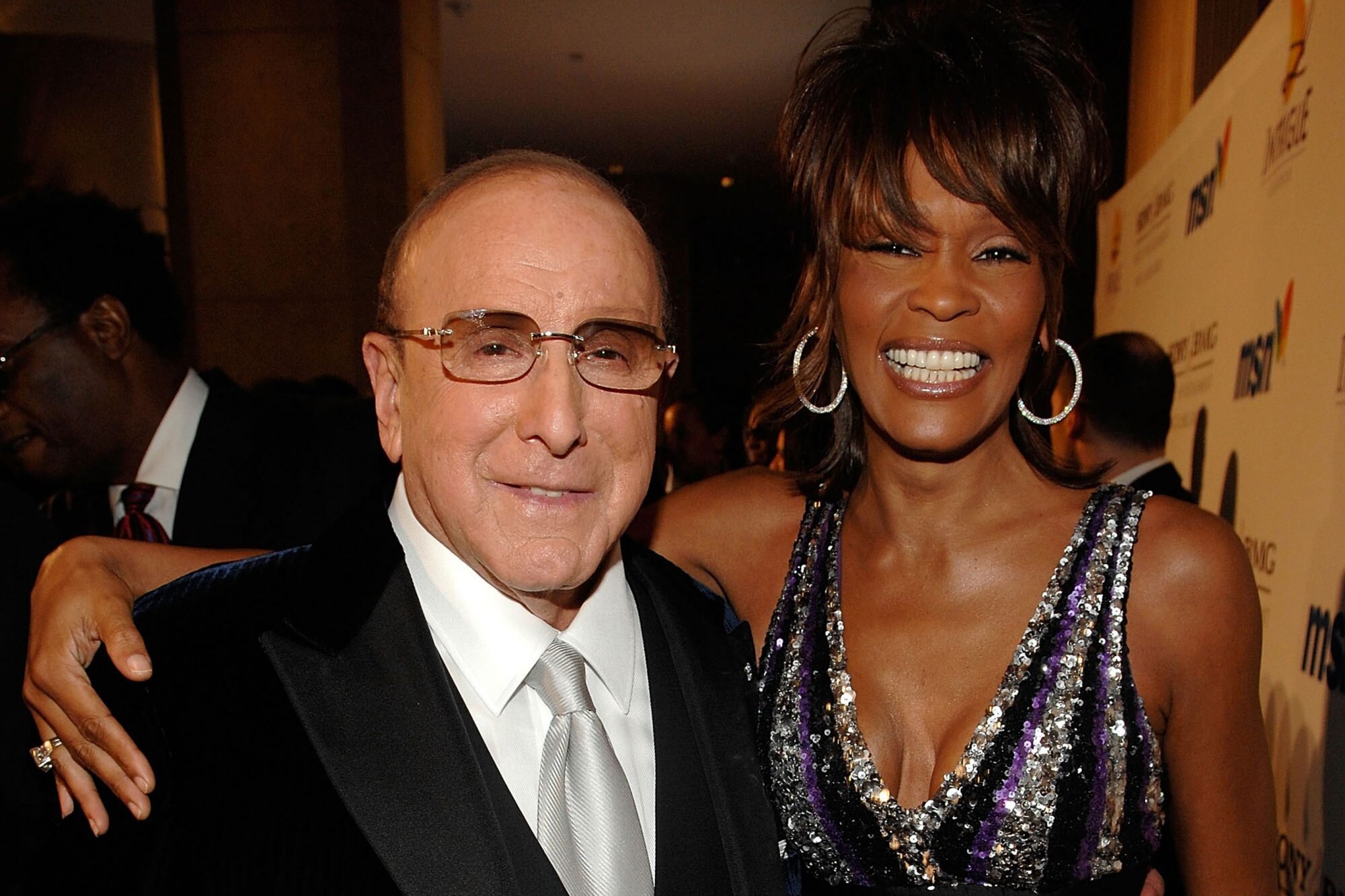 Stanley Tucci, Whitney Houston’ı keşfeden Clive Davis rolünde bant mag