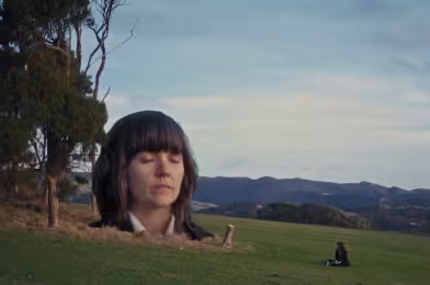 Courtney Barnett ile naif ve fantastik bir yolculuk için “Before You Gotta Go”