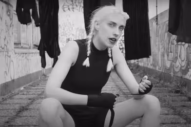 Molly Nilsson’dan terk edilmiş bir nesle yazılmış marşlar