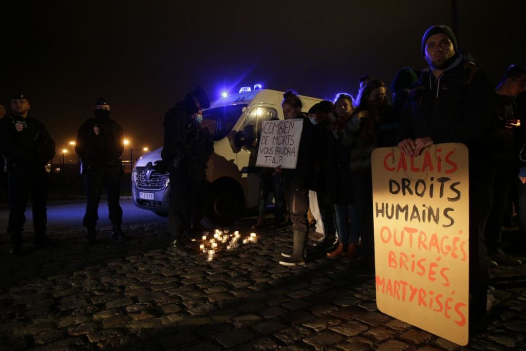 Calais kentinde protesto