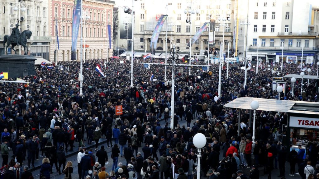 Zagreb'de Covid-19 yasaklarına protesto