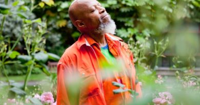 Laraaji ile ücretsiz kahkaha atölyesi Laraaji ile ücretsiz kahkaha atölyesi