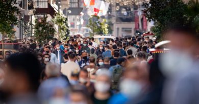 Dönüşen Beyoğlu’nu araştıran Arafta Bir Beyoğlu sergisi açıldı