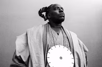 Dave Okumu öteki olmanın hissini kurcalıyor
