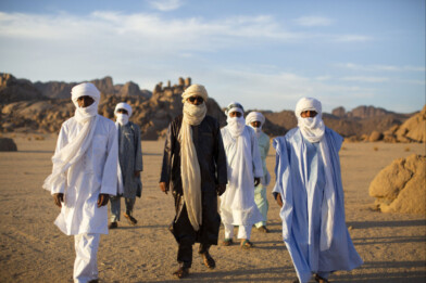 Tinariwen kırmızı çöller için söylüyor: Tenere Den
