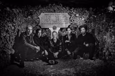 Queens of the Stone Age: Sonsuzluk yeraltı mezarlarında yankılanırken
