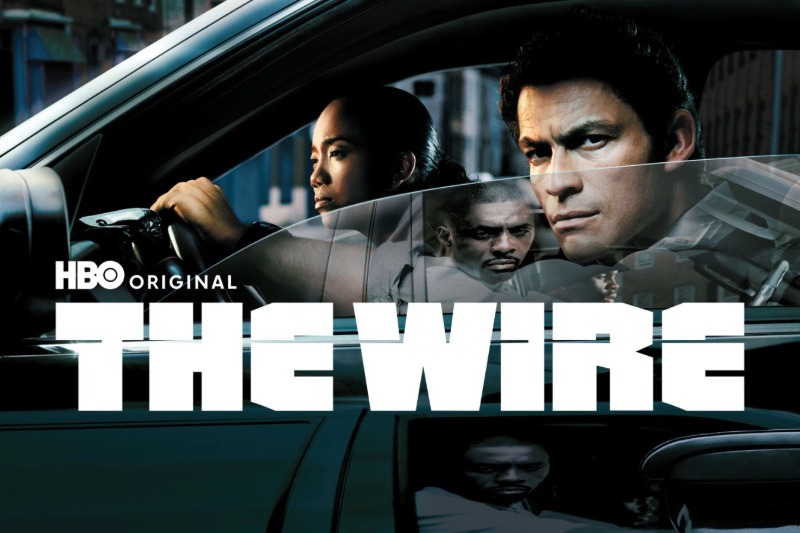 Tüm Zamanların Dizi Efsanesi The Wire TV Plus ta kapak görseli, soyut, yüz ve yazı yok