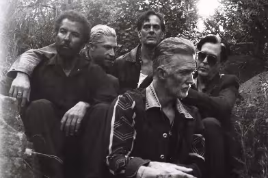 Yeni Queens of the Stone Age şarkısı kusurlarda hayat buluyor