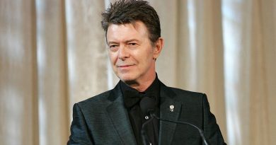 David Bowie, yazarlarından biri olduğu tiyatro oyunu için yeni şarkılar hazırlıyor!