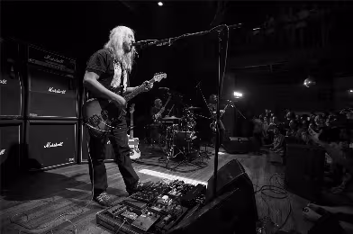 Günün şarkısı: Dinosaur Jr. - Out There