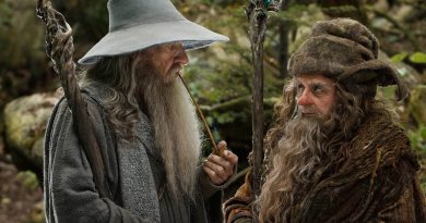 Sir Ian McKellen, pencereden öğrencilere seslenirken Gandalf’a dönüştü!