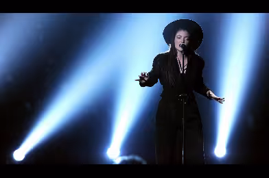 Lorde‘dan ‘’Yellow Flicker Beat’’ performansı