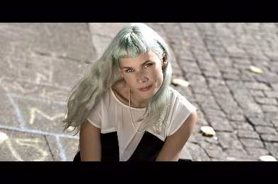 Oh Land'den yeni şarkı: ''Head Up High''