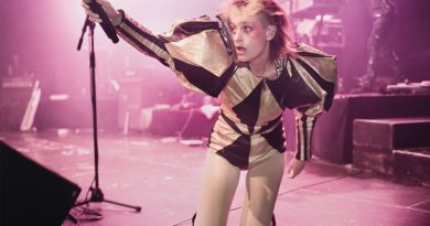 Peaches'ın yeni albümüne Kim Gordon ve Feist konuk oluyor!